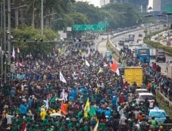 Imbas Demo 11 April, Sejumlah Ruang Terbuka Hijau hingga Pos Polisi Rusak