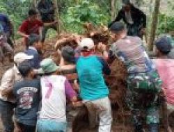 TNI dan Warga Gotong Royong Bersihkan Material Longsor di Luyo