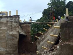 Bangun Jembatan Darurat, Akses  Korban Banjir Terisolir di Desa Bambangan