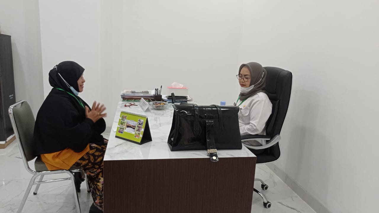 WAWANCARA. Salah satu Pansel Capim Baznas Mamuju, sedang mewawancarai seorang peserta, di Kantor Bupati Mamuju, Rabu 25 Mei 2022.--Rezki Amalia/Radar Sulbar--