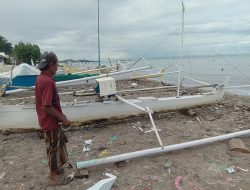 Digempur Ombak, Perahu Nelayan Banyak Rusak di Pantai Polman