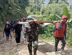 Akses Jalan Buruk, Warga Sakit Ditandu ke RS