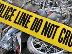 Tak Kuat Nanjak, Truk Kontainer Terguling di Flyover Grogol