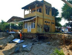 Bangunan Ini Nyaris Ambles, Dampak Gelombang Pasang di Pantai Selatan