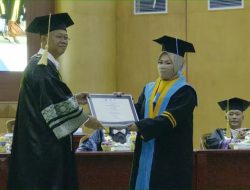 Misra Mahmud Mendapat Penghargaan Rektor UT Sebagai Lulus Terbaik