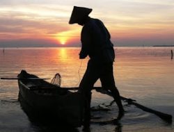 Nelayan Hilang, Perahunya Ditemukan Hanyut dan Terdampar di Pambusuang