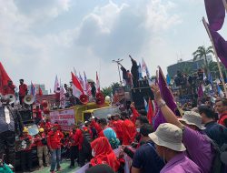 Ribuan Buruh Datangi Gedung DPR Minta Omnibus Law Ciptaker Dibatalkan