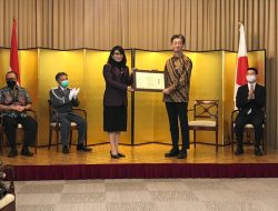 Yundini Husni Terima Penghargaan Dari Menlu Jepang