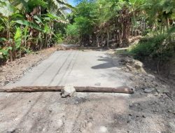 Jalan Rusak Akibat Fenomena Pergeseran Tanah, Warga Tande Kumpul Donasi Lakukan Perbaikan