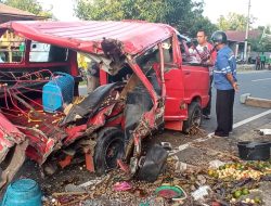 Truk Tangki BBM Seruduk Mobil Angkot, Satu Penumpang Tewas