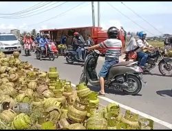 Hindari Bahan Material, Mobil Bermuatan LPG Terguling