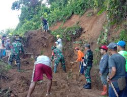 TNI Bersama Warga Gotong Royong Bersihkan Material Longsor