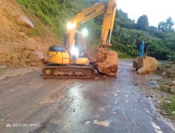 Material Longsor Tutupi Jalan Trans Sulawesi