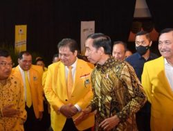 Jokowi Kaget Lihat Luhut Pakai Jas Kuning Golkar: Biasanya Batik