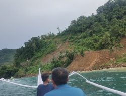 Longsor Tutup Jalan Transulawesi, Warga Menyeberang Lewat Jalur Laut