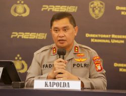 Istana Jelaskan Soal Fadil Imran Pakai Hp Jelang Pengarahan Jokowi
