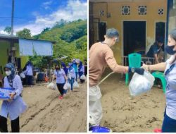 Manakarra Club Bagi 76 Paket Kepada Korban Banjir Bandang di Kalukku