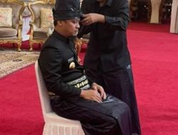 Andi Sudirman Tampil Dengan Passapu Le’leng dan Sarung Kajang Pada Peringatan HUT Sulsel