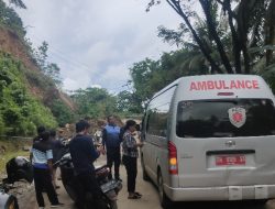 Ambulans Bawa Pasien Kritis Terjebak Longsor di Sangiang Majene
