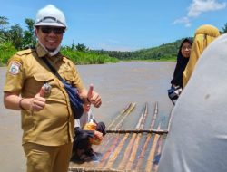 Gunakan Rakit Bambu, Disdikbud Tinjau Pembangunan Sekolah di Pelosok