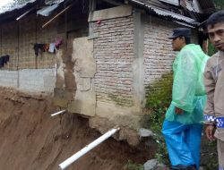 Intensitas Hujan Tinggi, Rumah dan Masjid Terancam Abrasi