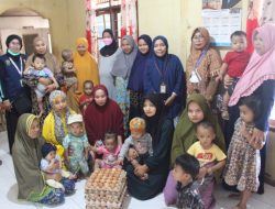 ASN BKKBN Sulbar Jadi Bapak/Bunda Asuh Anak Stunting, Berikan Bantuan Telur Untuk Keluarga Beresiko Stunting di Mamuju