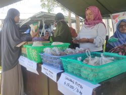 Penuhi Kebutuhan Jelang Lebaran, Warga Serbu Pasar Murah di Lanal Mamuju