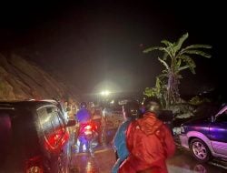 Longsor Tutup Jalan Poros Polewali-Mamasa, Kendaraan Tertahan Lima Jam