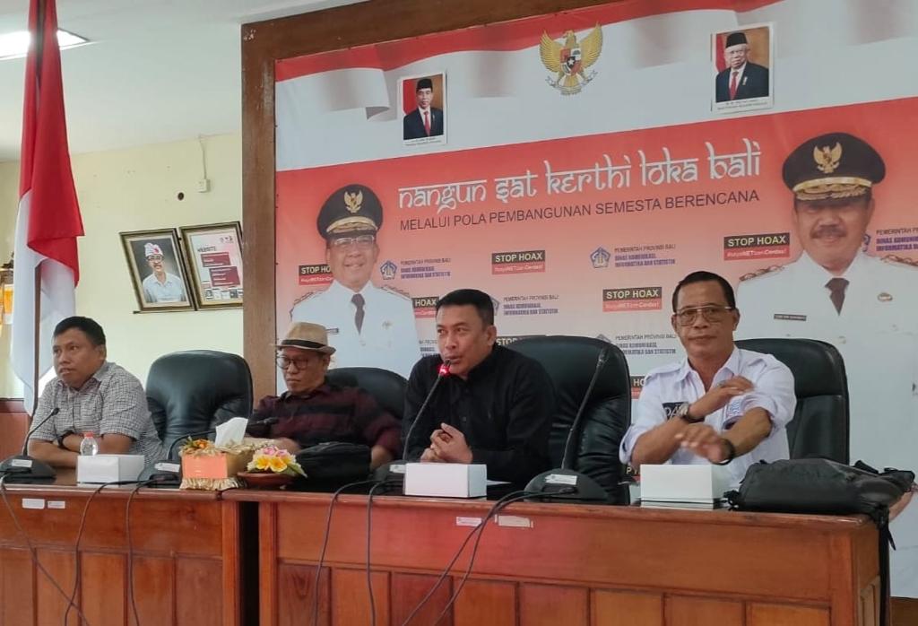 Wakil Ketua Dewan Pers, Agung Dharmajaya (dua dari kanan) saat memberikan arahan pada diskusi Dewan Pers dan SMSI Bali. --IST--