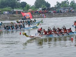 Jung Kwatu Juara Pertama Lomba Dayung Perahu Majapahit Kategori Pelajar di Mojokerto
