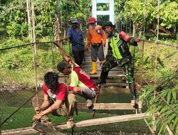 Babinsa Kodim 1402 Polman Ajak Warga Perbaiki Jembatan Gantung