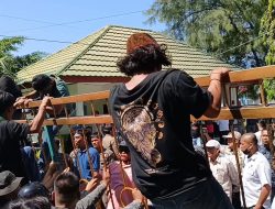 Massa Aksi-Aparat Saling Dorong, Pagar Rujab Ambruk Hingga Hadang Pj.Gubernur
