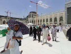 Suhu Mekkah Siang Hari Capai 43 Derajat, Jemaah Disarankan Sering Minum Air Putih