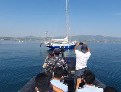 Timpora Mamuju Periksa  Kapal Yach di Perairan Pantai Manakarra