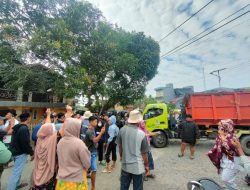 Warga Blokade Akses TPA Paku, Belasan Truk Sampah Dihadang
