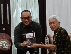 Tokoh Pejuang Pembentukan Sulbar Serahkan Buku “Husni Djamaluddin” Untuk Prof.Zudan