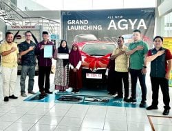 Pelanggan Kalla Toyota Polman Terima Grand Prize Toyota Agya