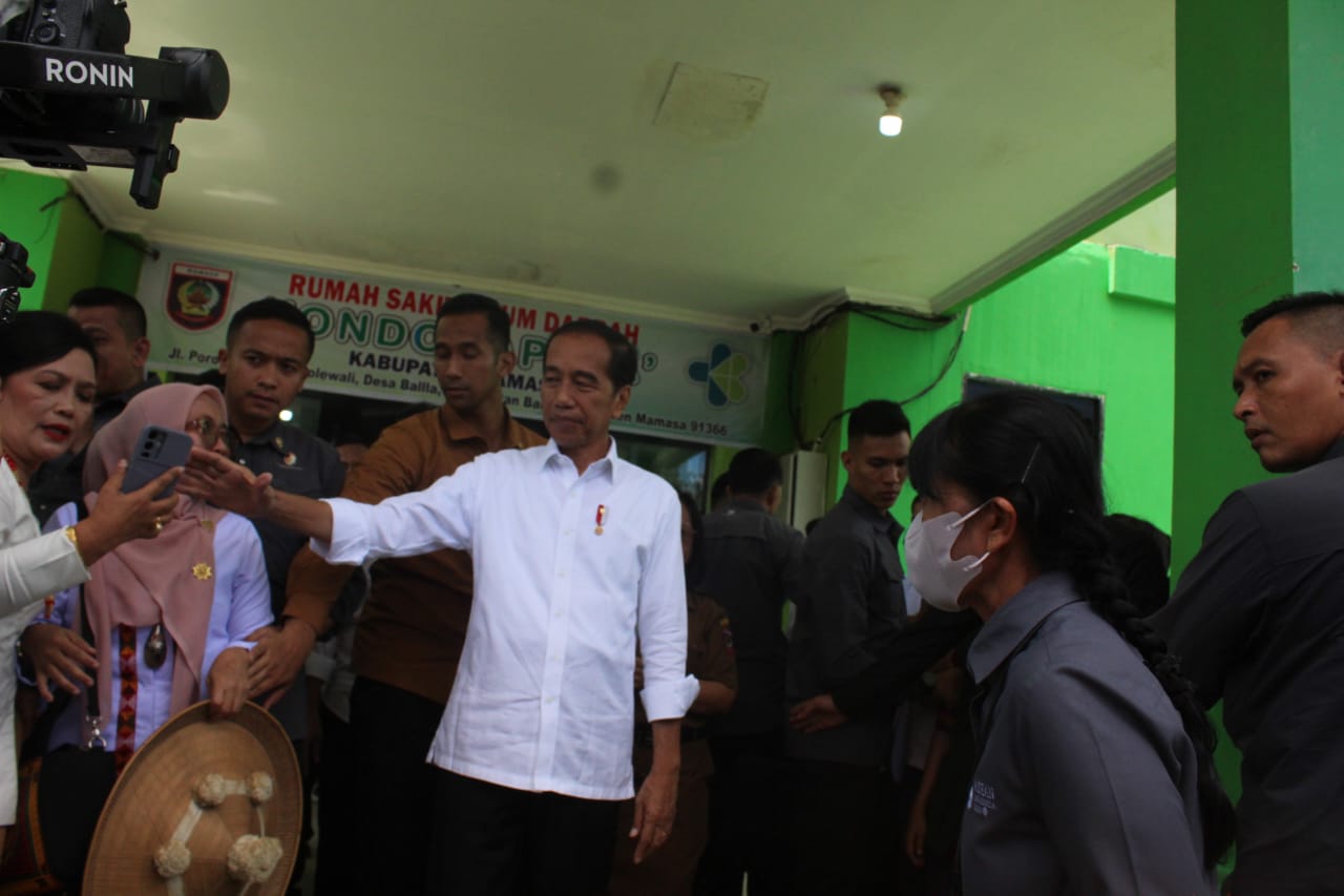 Kunjungi Mamasa, Presiden Jokowi Dorong Peningkatan SDM RSUD Kondosapata