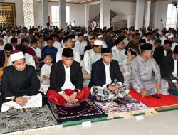 Prof Zudan Salat Ied di Masjid Baitul Anwar