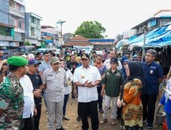 Jaga Inflasi Tetap Terkendali,Gubernur bersama Bupati Temui Pedagang di Pasar Mamuju