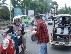 Relawan Bebas Terus Bergerak, 1.000 Kemasan Roti Kembali Dibagikan ke Warga