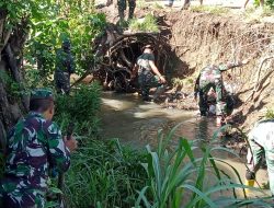 TNI Bersama Warga Bersihkan Saluran Drainase di Pekkabata