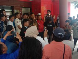 Warga Unjuk Rasa Desak Bupati Polman Copot Kades Lekopaddis