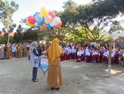 Suasana Hari Pertama Masuk Sekolah Bangun Lebih Pagi, Temani Anak Hingga Masuk Kelas