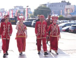 Pj Bahtiar Pakai Kostum Adat Kalumpang pada Upacara HUT RI, Jadi Ikon Provinsi Sulbar