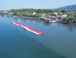 KPA Sandeq Bentangkan Bendera Sepanjang 79 Meter di Pantai Bajoe