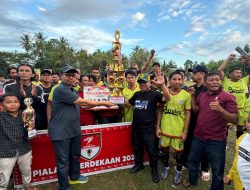 Peduli Atlet Sepak Bola, Bebas Beri Hadiah Khusus Bagi Pemenang Turnamen Piala Kemerdekaan di Wonomulyo