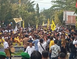 Ribuan Massa Antar Pasangan ASSAmi Daftar ke KPU Polman