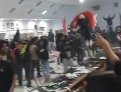 Kawal Putusan MK, Massa Aksi Obrak-abrik Ruang Sidang DPRD Majene