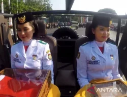 Kachina dan Keyla Pangku Bendera dan Teks Proklamasi di Mobil Maung